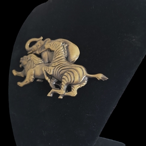 Vintage 80s/90s Lady Remingto Brass/Gold-Tone Metal Safari Brooch - Picture 3 of 6